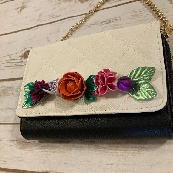 Betsey Johnson Lovely Brunch 3D Flower Faux Leather Wallet On A Chain Crossbody - Picture 4 of 16